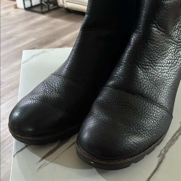 Sorel Black Lolla Cut-Out Ankle Boots Supple Leather and Suede - Picture 3 of 11